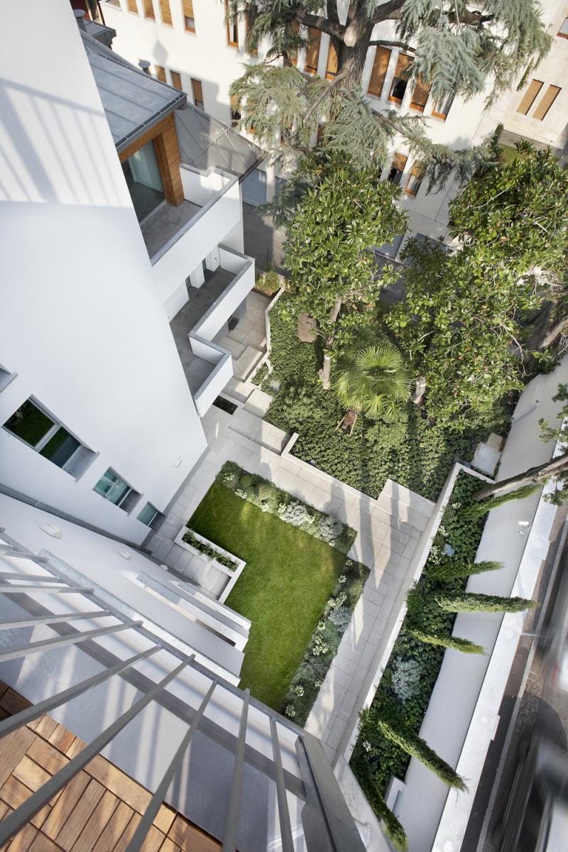 Un importante ampliamento in stile minimalista di una villa decò ...