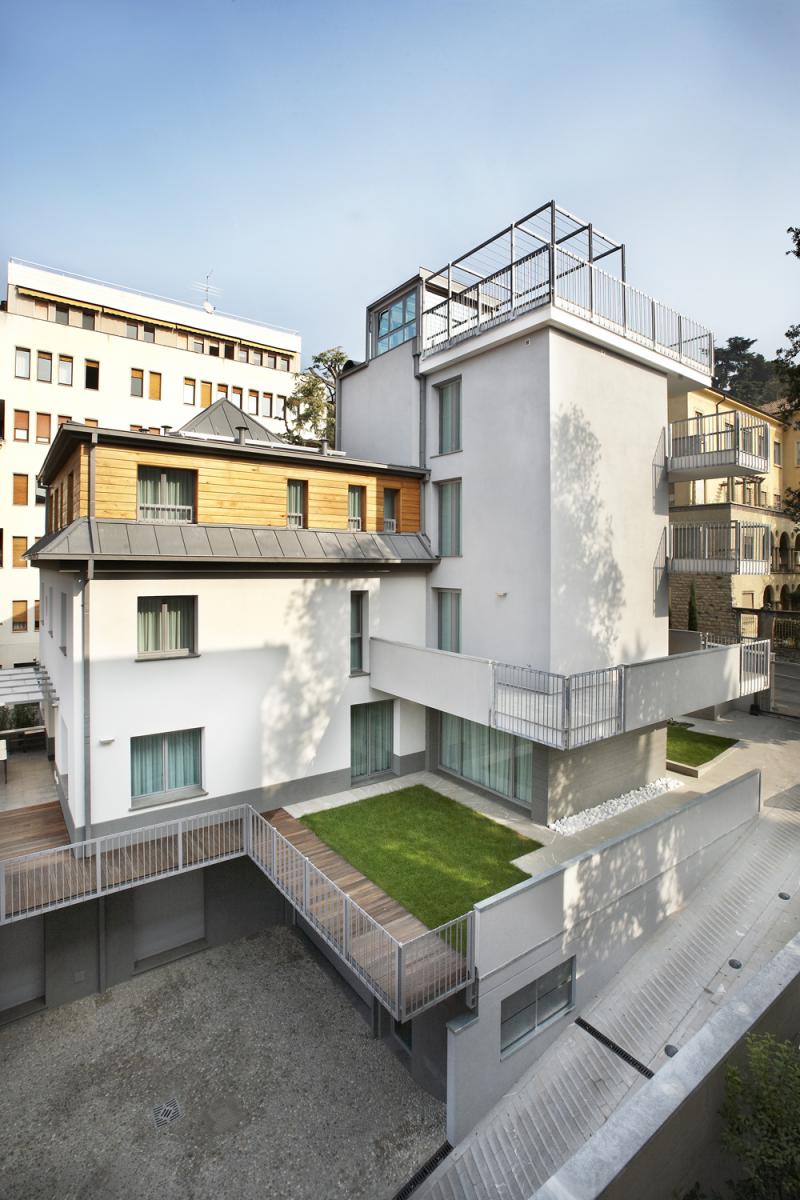 Un importante ampliamento in stile minimalista di una villa decò ...