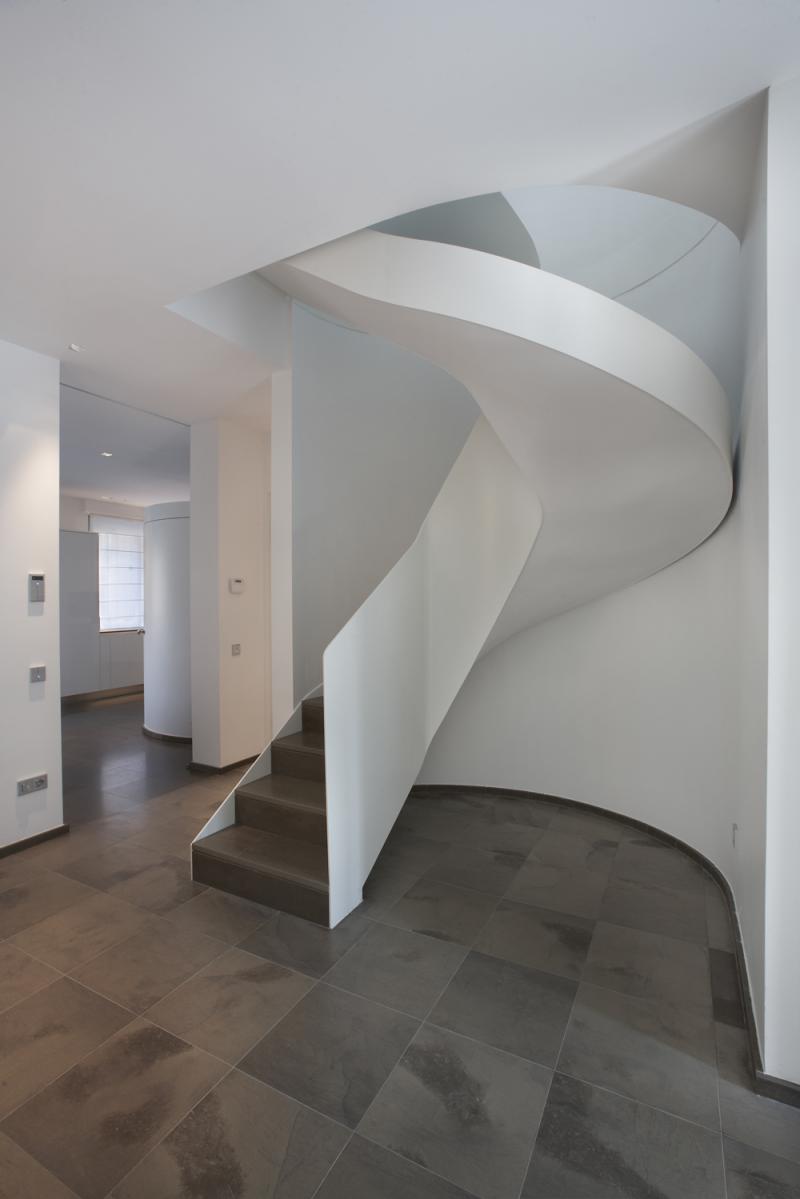 Un importante ampliamento in stile minimalista di una villa decò ...