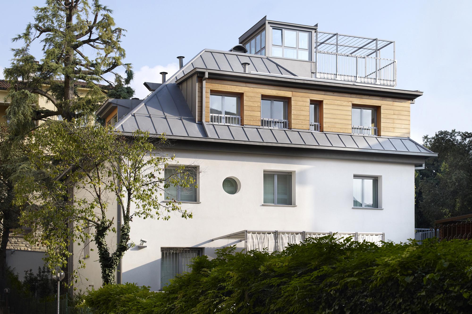 Un importante ampliamento in stile minimalista di una villa decò ...